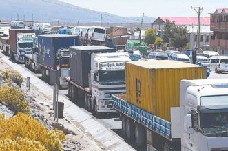 Roban camiones con sacos de mineral para procesar oro