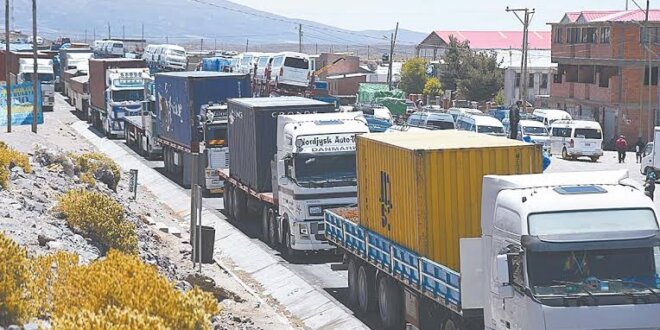 Roban camiones con sacos de mineral para procesar oro