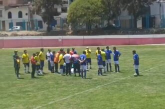 Muere en cancha de fútbol tras chocar con otro jugador