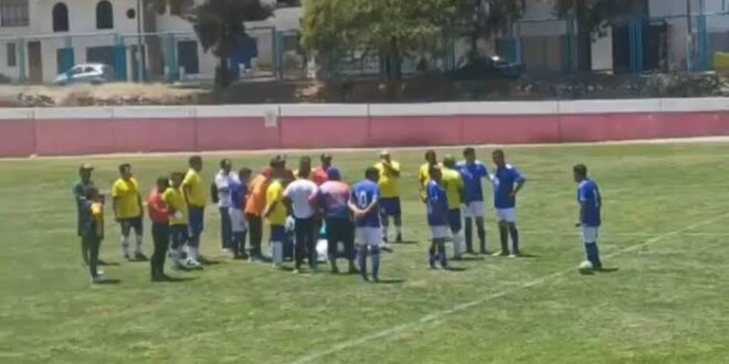 Muere en cancha de fútbol tras chocar con otro jugador