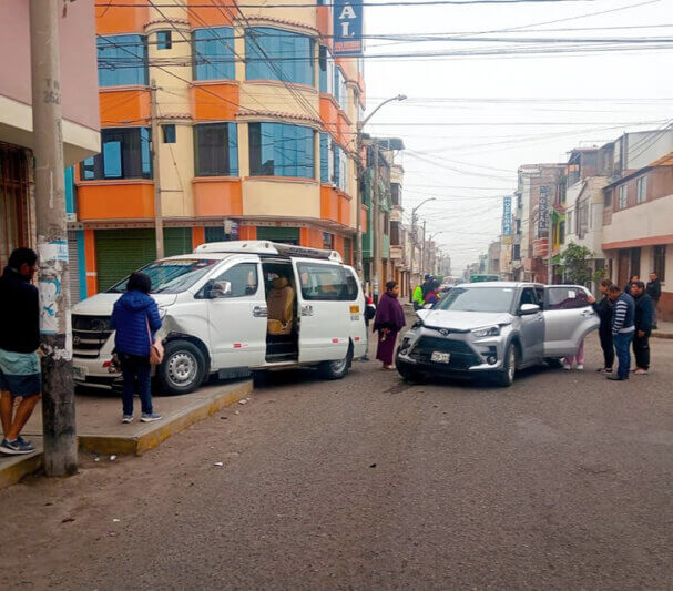 Niños salvan la vida tras dos violentos choques