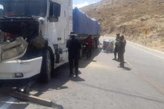 Tráiler se despista por caída de carga en carretera