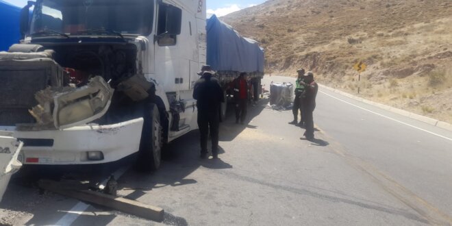 Tráiler se despista por caída de carga en carretera