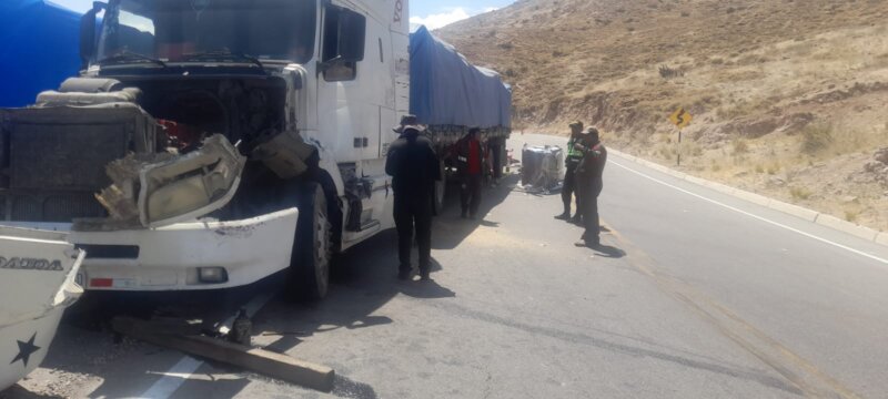 Tráiler se despista por caída de carga en carretera