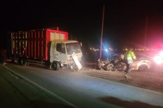 Un herido grave deja choque de camión y auto