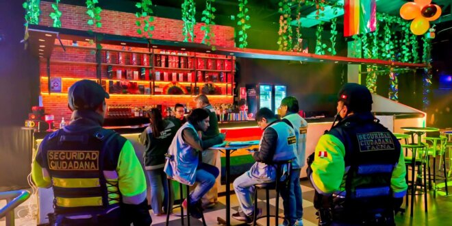 Clausuran y multan tres bares y discoteca