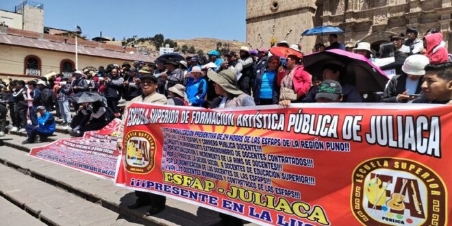 Las ESFA de Puno y Juliaca se unieron en movilización.