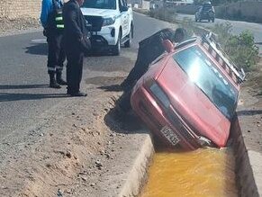 Auto cae a canal de agua tras evadir a perro