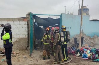 Familia intentó salvar mercadería y bomberos evitaron que el fuego se propague.