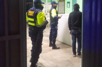 Menor de 13 años intenta ahorcar a su madre