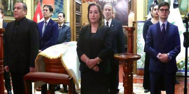 Presidenta Dina Boluarte acude a velorio de Ana Gervasi.