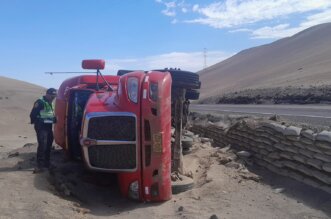 Tráiler se despista y vuelca en carretera Panamericana