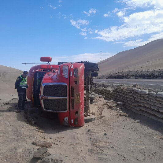 Tráiler se despista y vuelca en carretera Panamericana