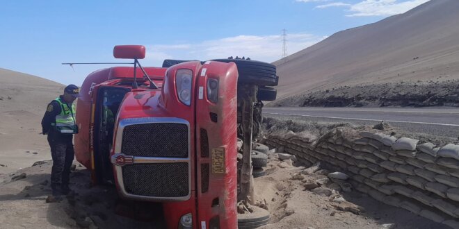 Tráiler se despista y vuelca en carretera Panamericana