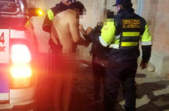 Hombre desnudo agrede a mujer en la vía pública