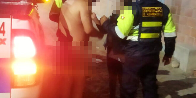 Hombre desnudo agrede a mujer en la vía pública