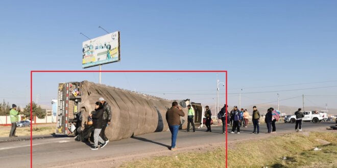 Tráiler pesado embistió a combi