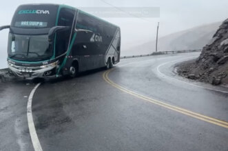 Tres heridos en choque frontal de auto y bus