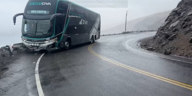 Tres heridos en choque frontal de auto y bus