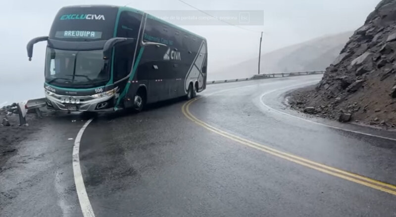 Tres heridos en choque frontal de auto y bus