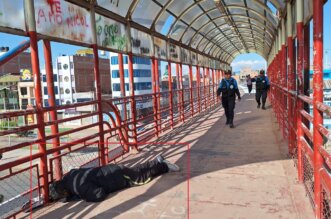 Hallan cadáver en el puente peatonal