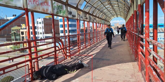 Hallan cadáver en el puente peatonal