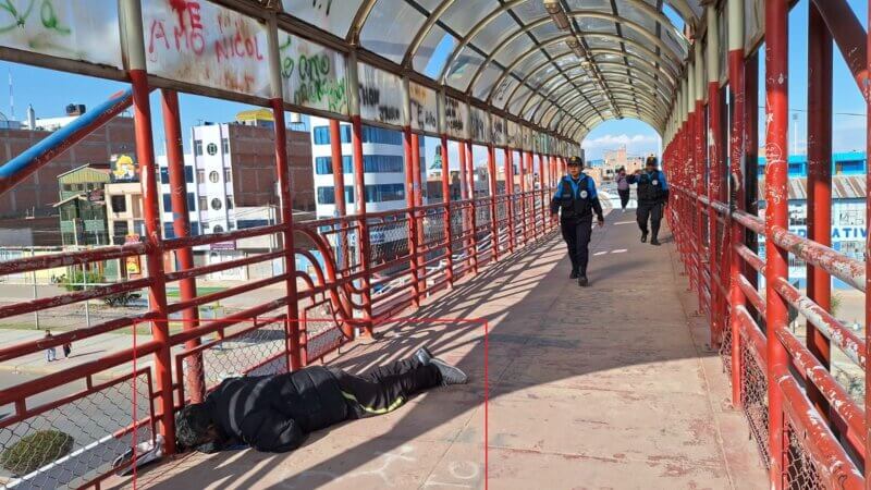 Hallan cadáver en el puente peatonal