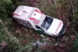 AMBULANCIA CON PACIENTE CAE A UN ABISMO EN PATAZ