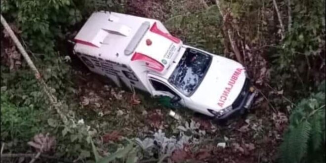 AMBULANCIA CON PACIENTE CAE A UN ABISMO EN PATAZ