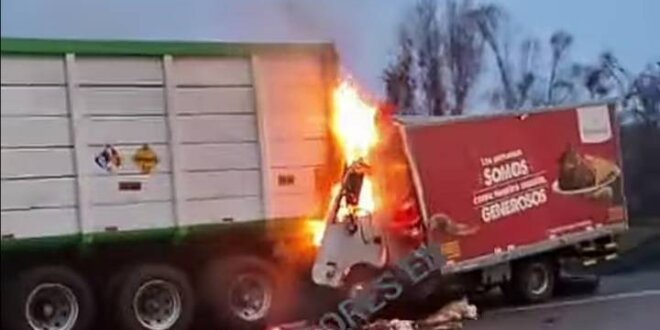 Chincha: tres hombres mueren calcinados tras choque de camión contra parte trasera de tráiler