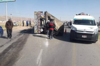 Puno: Tráiler y combi de servicio urbano protagonizaron accidente de tránsito