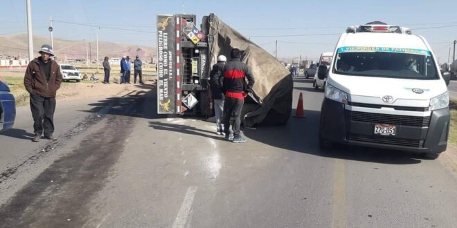 Puno: Tráiler y combi de servicio urbano protagonizaron accidente de tránsito