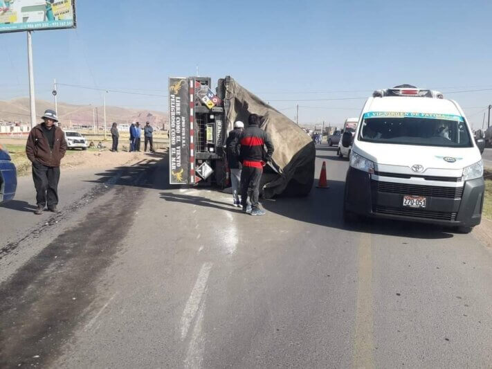 Puno: Tráiler y combi de servicio urbano protagonizaron accidente de tránsito