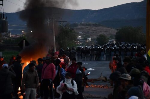 Tensión en Bolivia: Bloqueo del Puente Parotani pese a fuerte gasificación policial