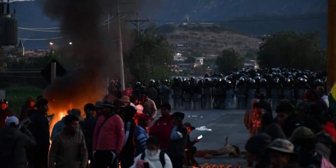 Tensión en Bolivia: Bloqueo del Puente Parotani pese a fuerte gasificación policial