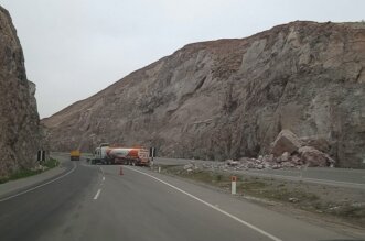 Derrumbe en la Vía Costanera Mollendo-Matarani: Rocas Impactan Cisterna de Combustible