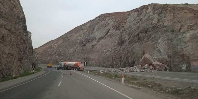 Derrumbe en la Vía Costanera Mollendo-Matarani: Rocas Impactan Cisterna de Combustible