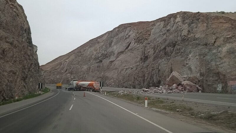 Derrumbe en la Vía Costanera Mollendo-Matarani: Rocas Impactan Cisterna de Combustible