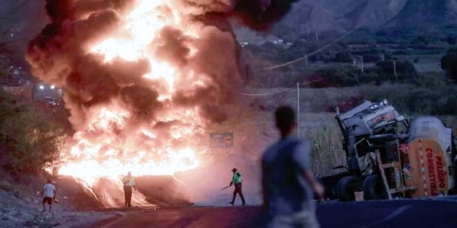 Volcadura de tráiler provoca incendio.