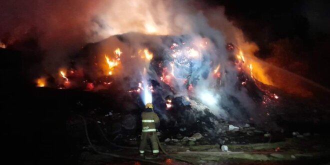 Ayer, alrededor de las 8:00 p.m., un incendio forestal se desató en el sector de Magnopata, bajo el Puente Chilina, en el distrito de Yanahuara, Arequipa. Las llamas rápidamente se extendieron por la vegetación de la zona, lo que provocó una intensa movilización de los bomberos y autoridades locales.