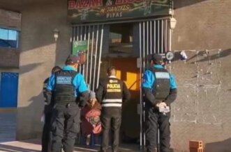 ¡Tragedia en Juliaca! Hombre muere tras beber licor en tienda de barrio