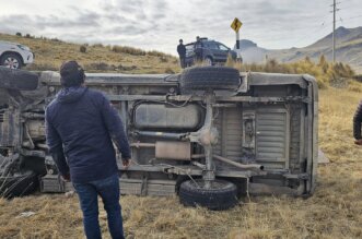 ¡Terrible! Camioneta da vueltas de campana y termina al borde de la carretera tras perder el control en una curva