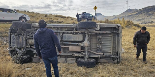 ¡Terrible! Camioneta da vueltas de campana y termina al borde de la carretera tras perder el control en una curva