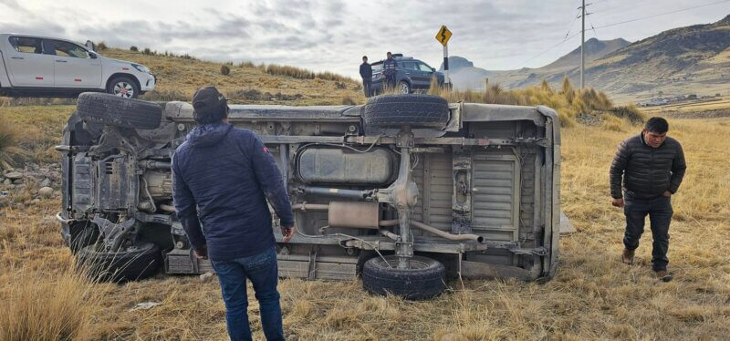 ¡Terrible! Camioneta da vueltas de campana y termina al borde de la carretera tras perder el control en una curva