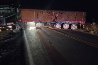 ¡Impactante! Camioneta se empotra contra tráiler cargado de ladrillos en la Panamericana Sur