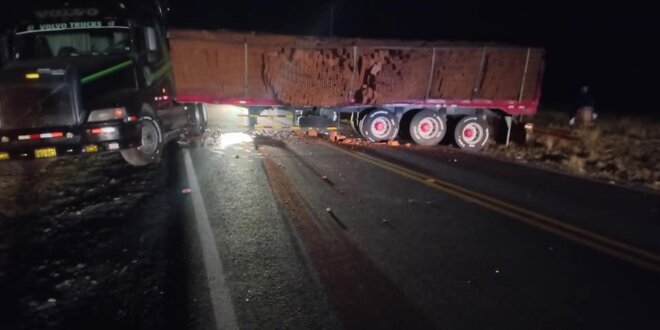 ¡Impactante! Camioneta se empotra contra tráiler cargado de ladrillos en la Panamericana Sur