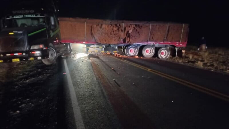 ¡Impactante! Camioneta se empotra contra tráiler cargado de ladrillos en la Panamericana Sur