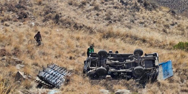 Accidente en la carretera Arequipa-Puno: Camioneta cae 130 metros y deja un herido grave