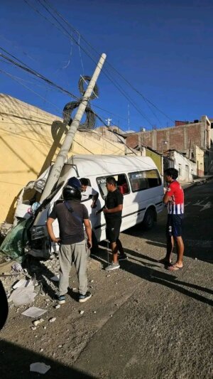 combi de ruta 31 choca violentamente contra poste en moquegua