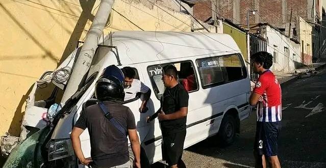 combi de ruta 31 choca violentamente contra poste en moquegua